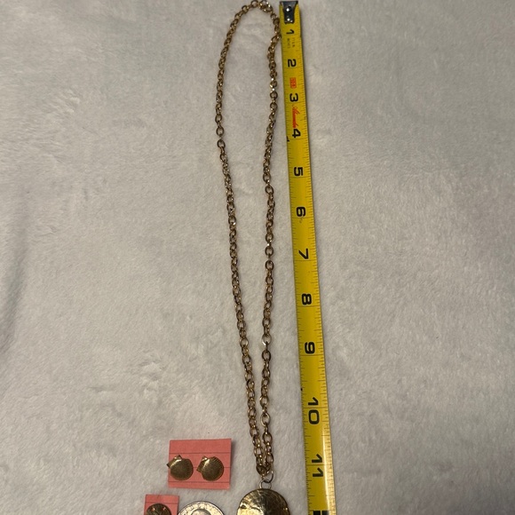 Elegant Gold-Tone Sand Dollar Necklace and Earring Set - Picture 7 of 7